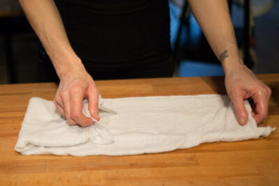 Ein Drittel des Tuchs zur Mitte falten