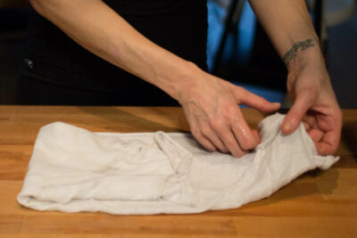 Das andere Drittel des Tuchs zur Mitte falten