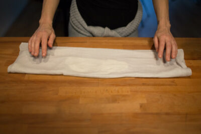 Tuch zur Hälfte falten und Quark damit einschließen