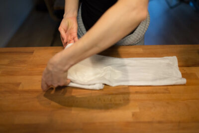 Ein Drittel des Tuchs zur Mitte falten