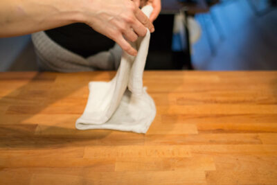 Das zweite Drittel des Tuchs zur Mitte falten